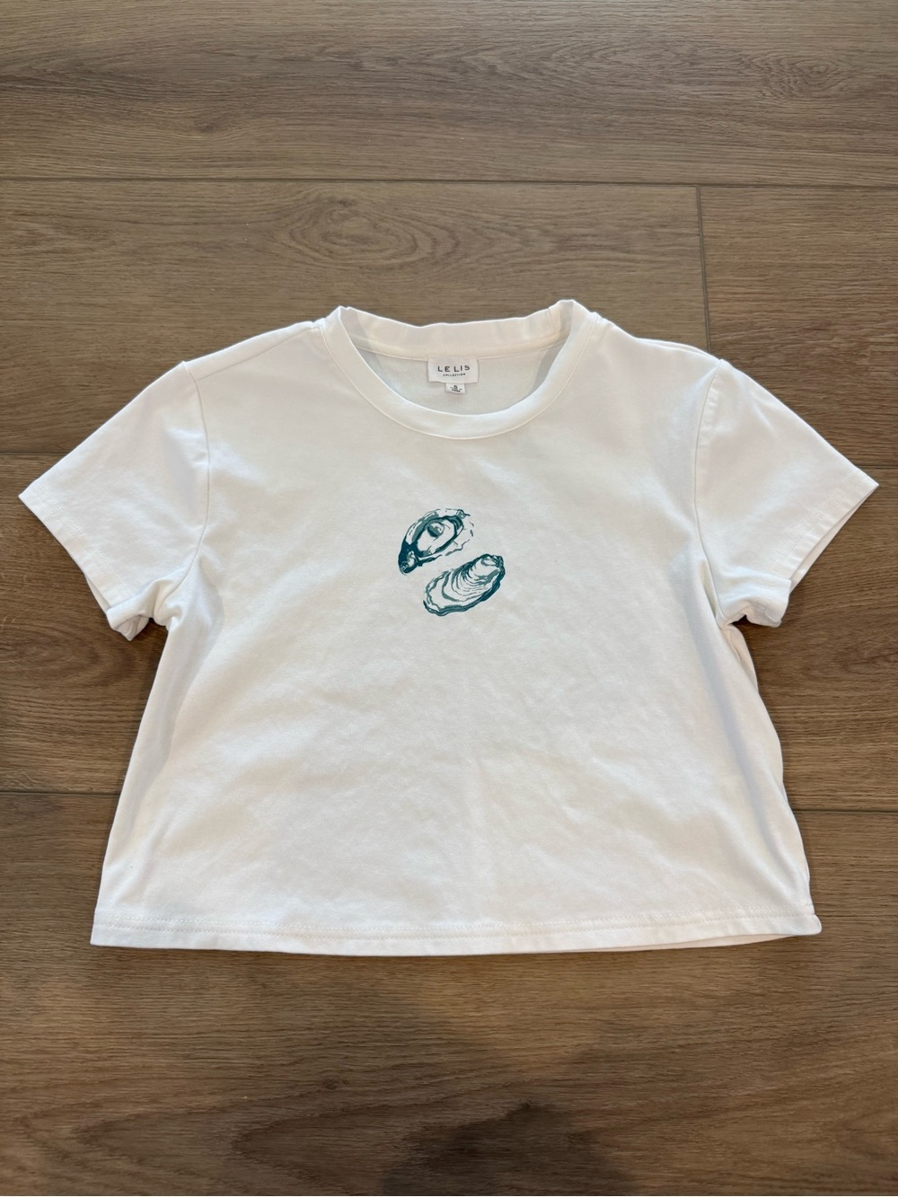 Le Lis White Tee with Teal Oyster Motif